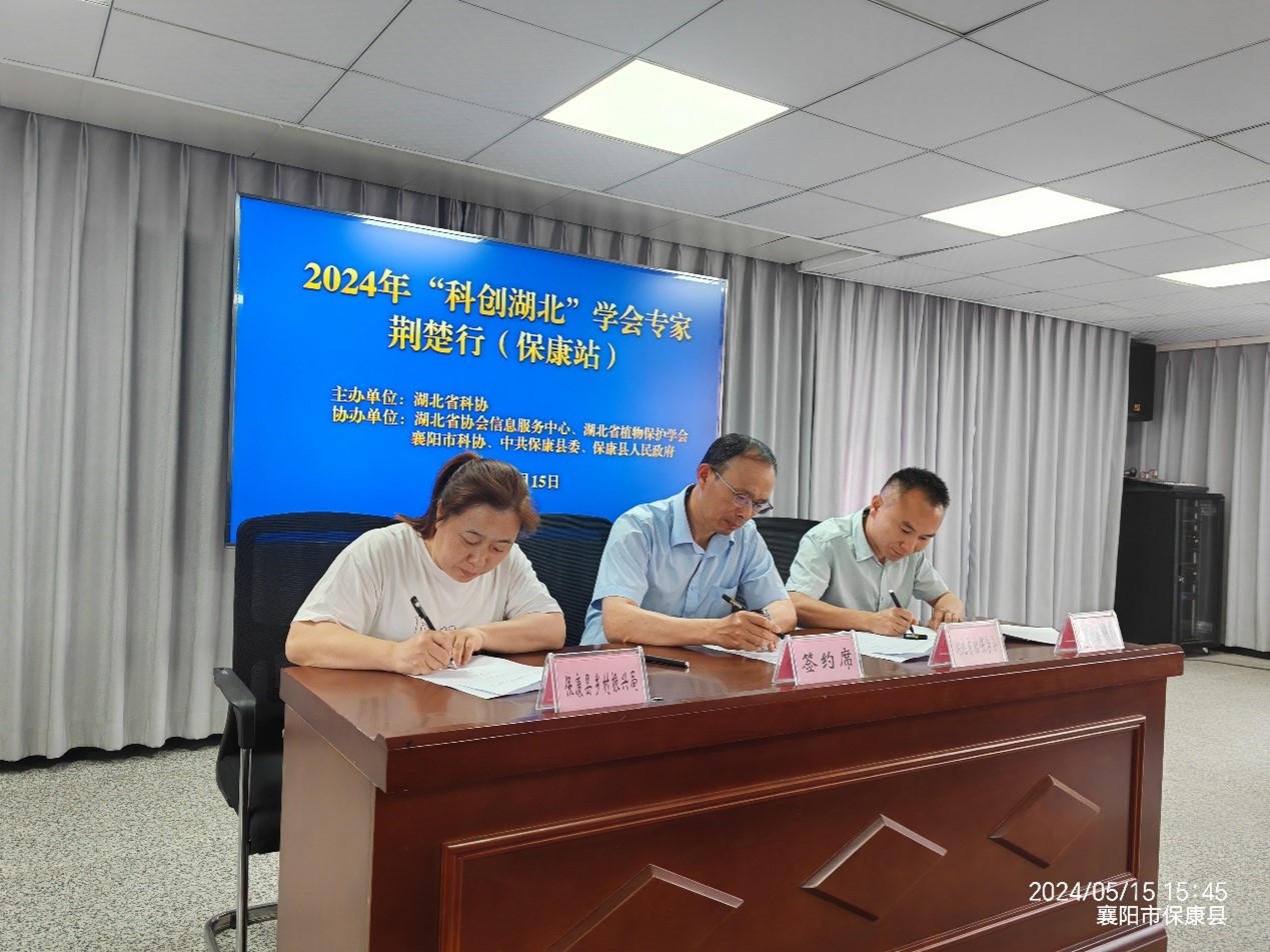 人们在看台上的人在房间里中度可信度描述已自动生成